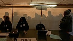 Preparativos para abertura das urnas  em Alexandra, perto de Joanesburgo, na quarta-feira, 29 de maio de 2024.