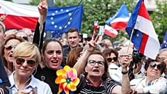 Tausende Polen marschieren mit pro-europäischen Bannern zur Feier von Polens 15-jährigem EU-Beitritt