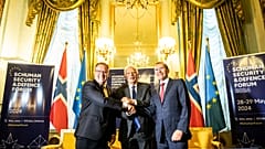 Josep Borrell da UE com o Ministro dos Negócios Estrangeiros da Dinamarca, Espen Barth Eide, e o Ministro da Defesa, Bjørn Arild Gram