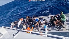 هذه الصورة المأخوذة من مقطع فيديو نشره خفر السواحل الإيطالي يوم الخميس 11 أبريل 2024 ، اقتربت عملية إنقاذ من قارب مع مهاجرين قبالة جزيرة لامبيدوزا في البحر الأبيض المتوسط.