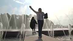 La chaleur anormale à Saint-Pétersbourg incite les habitants à se rafraîchir dans les rivières et les fontaines.