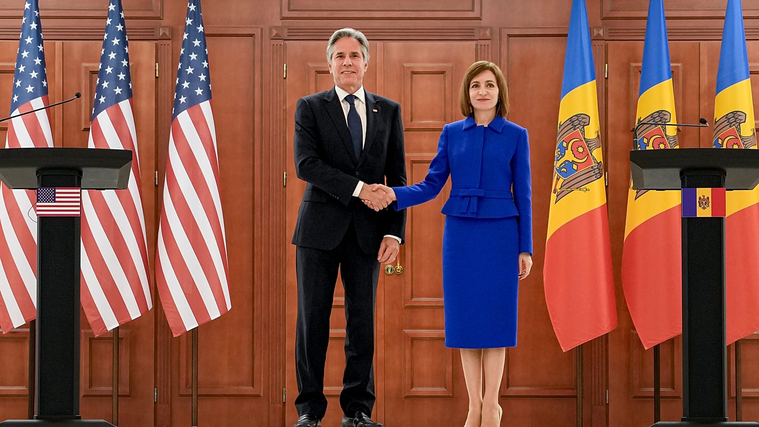 Il segretario di Stato Usa Antony Blinken stringe la mano alla presidente moldava Maia Sandu a Chisinau in Moldova (29 maggio 2024)