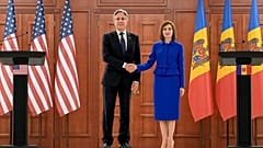 Il segretario di Stato Usa Antony Blinken stringe la mano alla presidente moldava Maia Sandu a Chisinau in Moldova (29 maggio 2024)