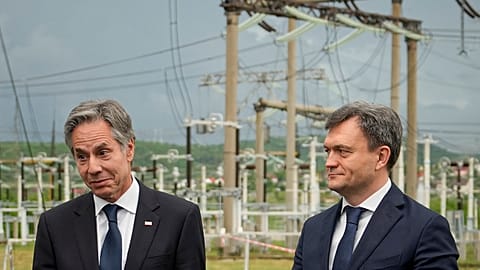 US Secretary of State Blinken talks with Moldova's Prime Minister Recean during a visit to Moldelectrica Chisinau Substation in Braila, May 29, 2024, 