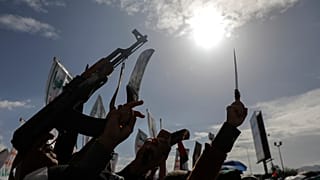 Houthi-Anhänger bei einer Kundgebung gegen die von den USA geführten Angriffe auf den Jemen und zur Unterstützung der Palästinenser im Gazastreifen in, Jemen, 10. Mai 2024.