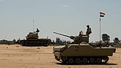 Ägyptische Panzerfahrzeuge in der Nähe des Grenzübergangs Rafah zwischen Ägypten und dem Gazastreifen, 23. März 2024.