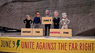 Manifestanti con le maschere dei leader dell'estrema destra europea a Madrid, dove si stava svolgendo un raduno della destra europea ospitato da Vox, 19 maggio 2024