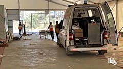 طواقم الهلال الأحمر تخلي مستشفى ميدانياً في رفح