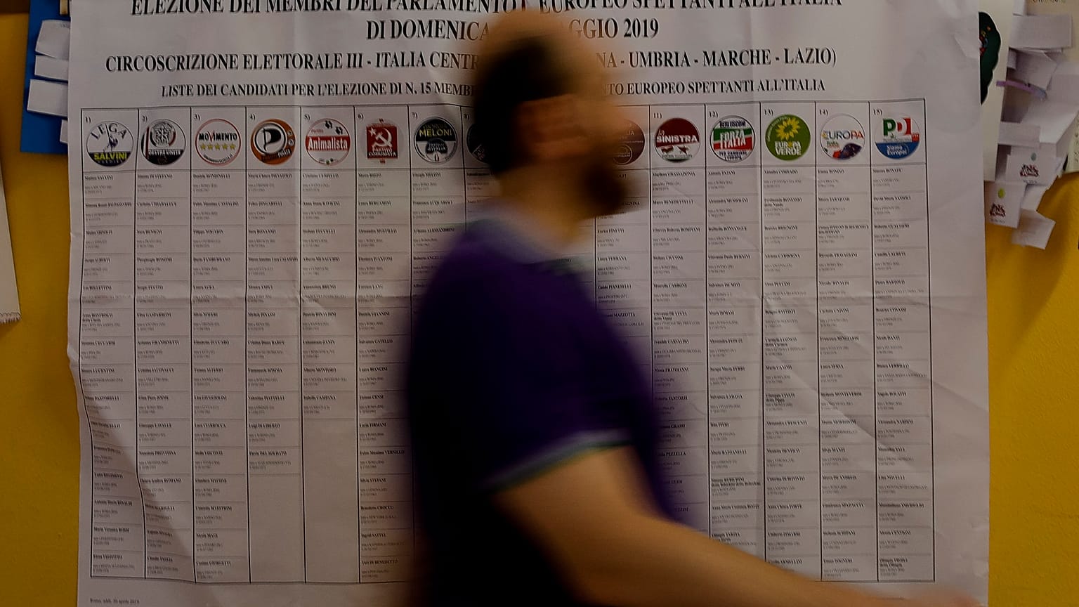 Un elettore arriva in un seggio elettorale di Roma nelle scorse elezioni europee (26 maggio 2019)