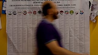 Un elettore arriva in un seggio elettorale di Roma nelle scorse elezioni europee (26 maggio 2019)