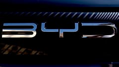 Çinli otomobil üreticisi BYD'nin logosu, 8 Eylül 2023 Cuma günü Almanya'nın Münih kentinde düzenlenen IAA otomobil fuarı sırasında bir BYD Seal otomobilinin üzerinde sergileniyor.
