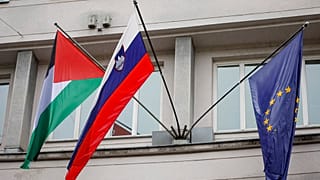 Slovenya'nın Ljubljana kentindeki hükümet binasında, ortada bir Sloven ve sağda bir Avrupa Birliği bayrağının yanında bir Filistin bayrağı dalgalanıyor, 30 Mayıs 2024 