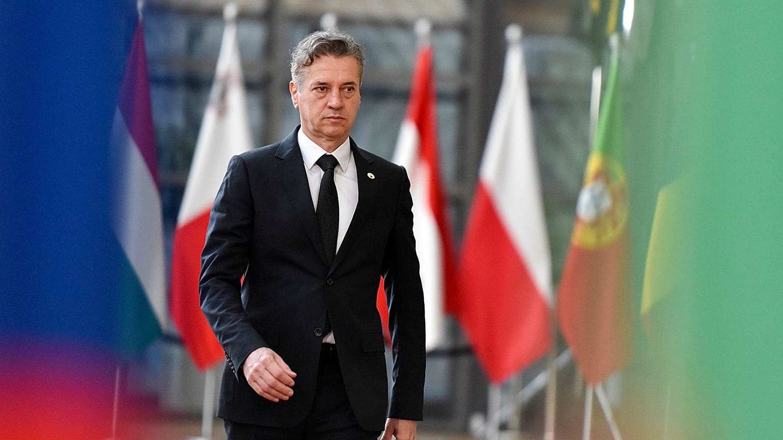 O primeiro-ministro da Eslovénia, Robert Golob, chega a uma cimeira da UE em Bruxelas, 18 de abril de 2024