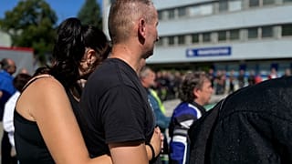 Robert Fico tisztelői a szlovák miniszterelnököt ápoló besztercebányai F. D. Roosevelt Kórház előtt 2024. május 19-én.