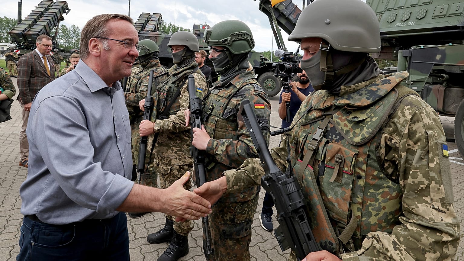 El ministro de Defensa alemán, Boris Pistorius, visita el Grupo 21 de Misiles de Defensa Aérea en el estado alemán de Mecklemburgo-Pomerania Occidental, el 29 de mayo de 2024.