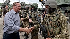 El ministro de Defensa alemán, Boris Pistorius, visita el Grupo 21 de Misiles de Defensa Aérea en el estado alemán de Mecklemburgo-Pomerania Occidental, el 29 de mayo de 2024.