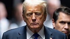 O ex-presidente Donald Trump deixa o tribunal depois de um júri o ter considerado culpado de todos os 34 crimes do seu julgamento criminal, 30 de maio de 2024