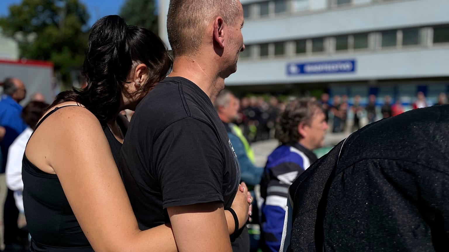 Együttérző civilek a merénylet után a besztercebányai kórház előtt