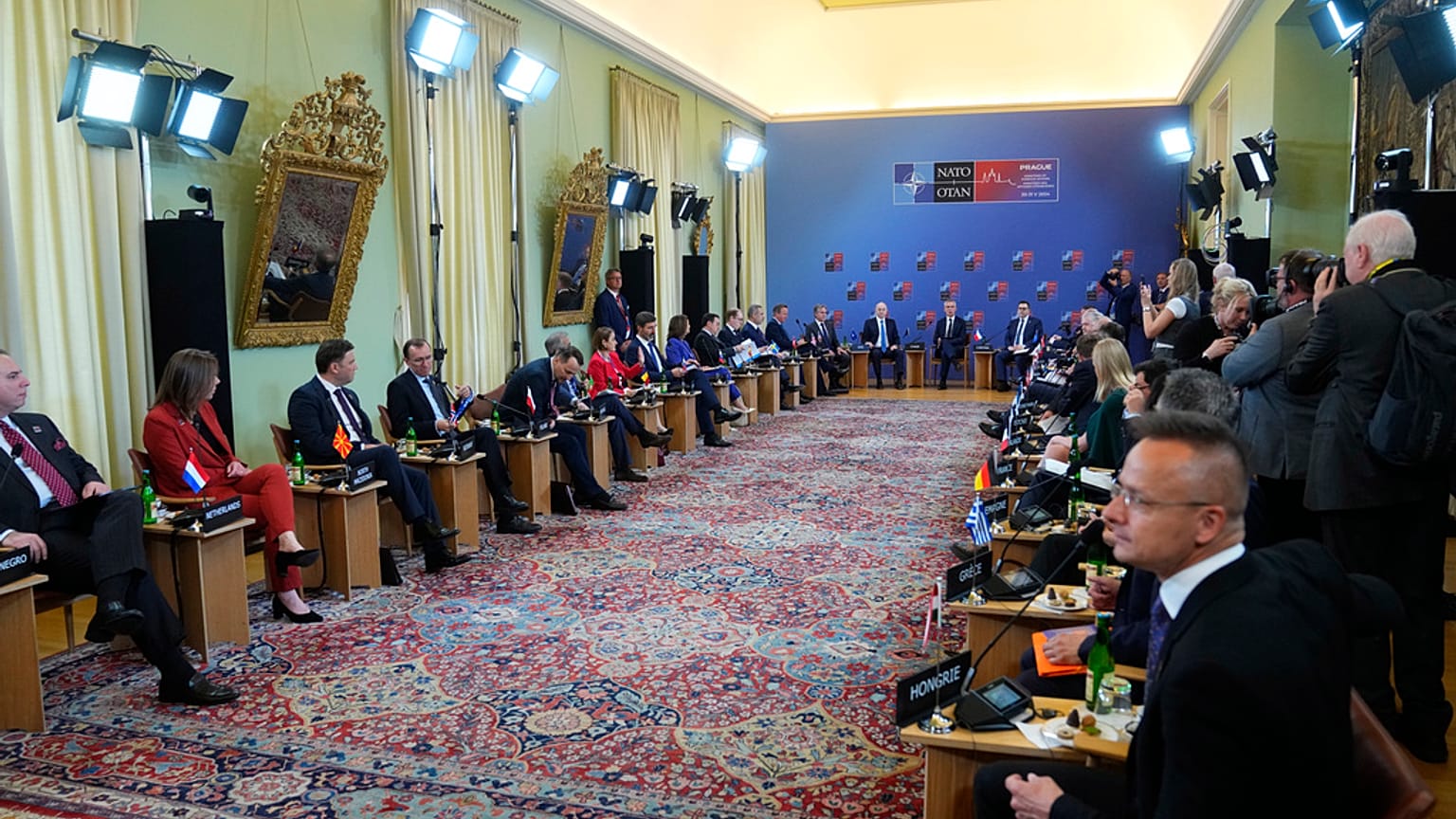 ΝΑΤΟ meeting