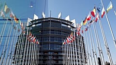 Les drapeaux de l'UE flottent devant le Parlement européen à Strasbourg