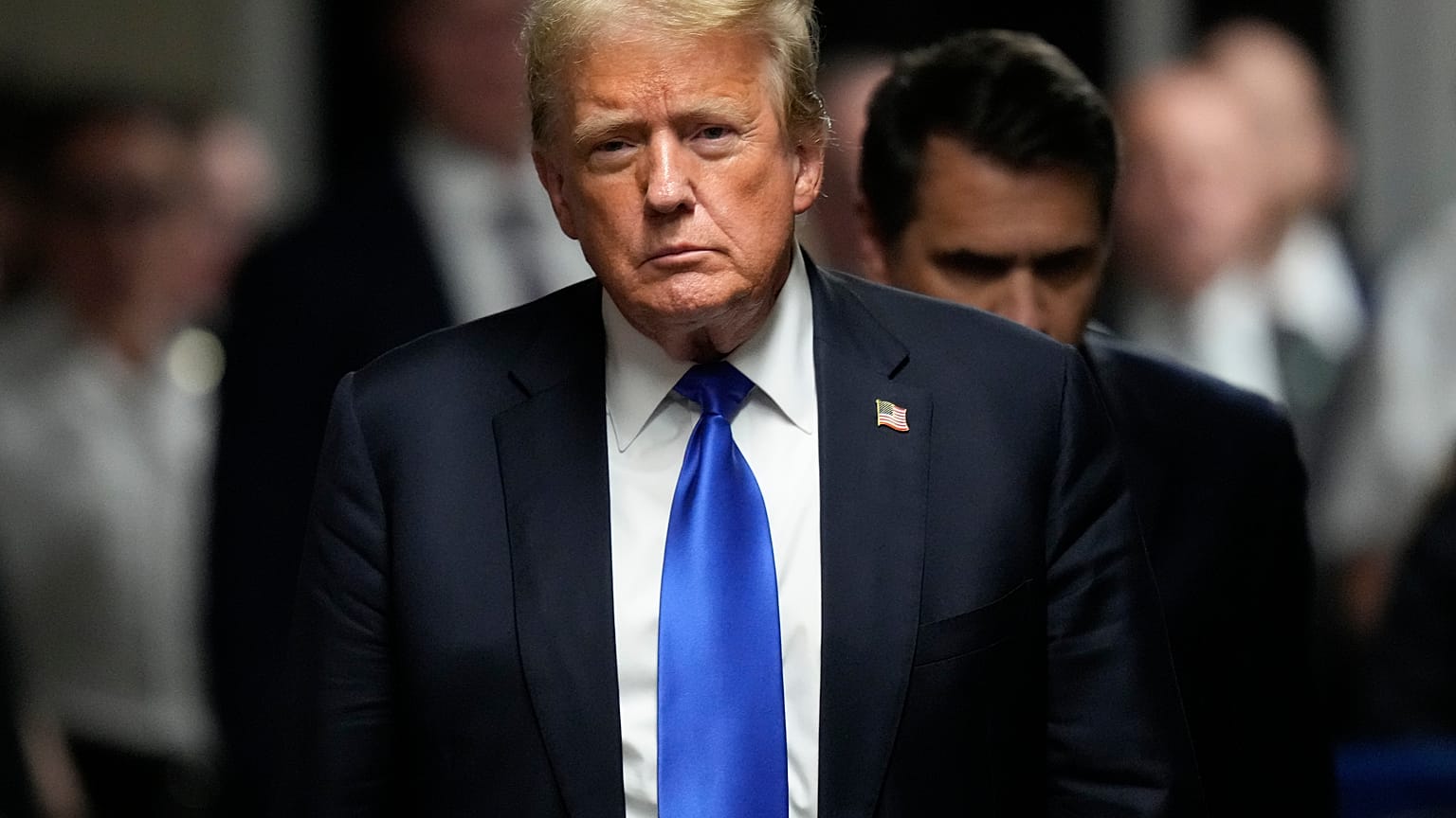 El expresidente Donald Trump camina para hacer comentarios a los miembros de los medios de comunicación después de que un jurado lo condenara por delitos graves
