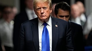 El expresidente Donald Trump camina para hacer comentarios a los miembros de los medios de comunicación después de que un jurado lo condenara por delitos graves