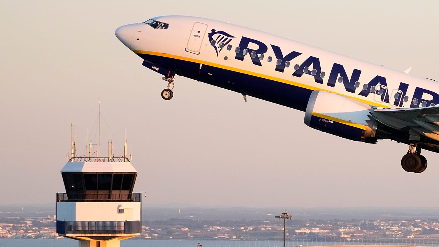 Un Boeing 737 MAX, de la compañía irlandesa Ryanair, despega del aeropuerto de Lisboa