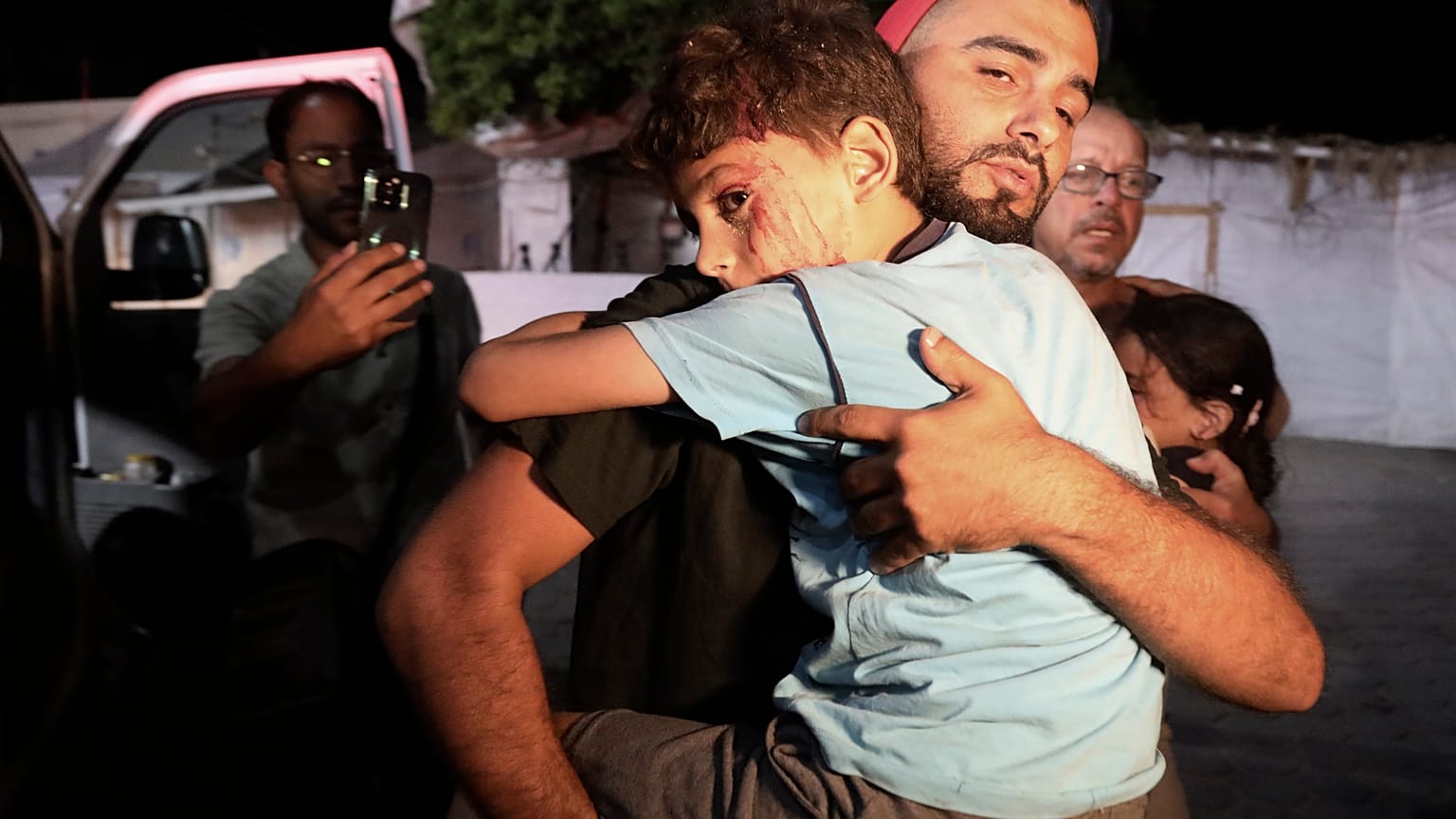 نقل طفل مصاب إلى مستشفى الأقصى في دير البلح