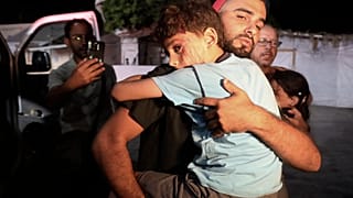 نقل طفل مصاب إلى مستشفى الأقصى في دير البلح