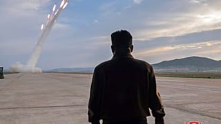 Ο Κιμ Γιονγκ Ουν παρακολουθεί εκτοξεύσεις πυραύλων