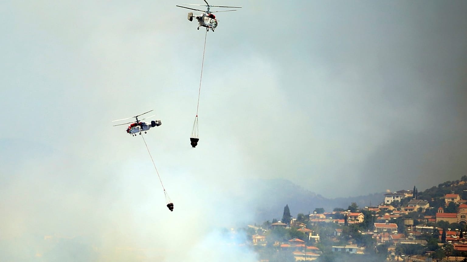 Ελικόπτερο επιχειρεί σε πυρκαγιά στην Κύπρο - φώτο αρχείου