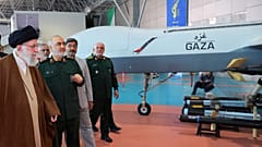 علی خامنه‌ای در کمار فرماندهان سپاه در نمایشگاه دستاوردهای هوایی به تاریخ ۱۹ نوامبر ۲۰۲۳