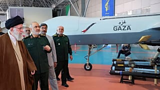 علی خامنه‌ای در کمار فرماندهان سپاه در نمایشگاه دستاوردهای هوایی به تاریخ ۱۹ نوامبر ۲۰۲۳