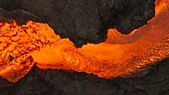 Lava tritt aus dem Vulkan bei Grindavik auf Island aus