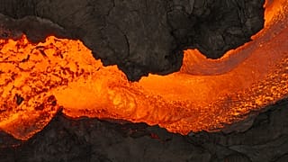 Lava tritt aus dem Vulkan bei Grindavik auf Island aus