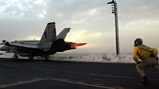 Start einer F-18 A Super Hornet von einem Flugzeugträger (ARCHIV)