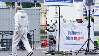 Rendőrségi szakértők a tett helyszínén, Mannheimben