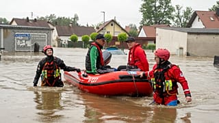 Rettungskräfte bringen Menschen in Sicherheit, als sich das Hochwasser in Babenhausen verschlimmert, 1. Juni 2024