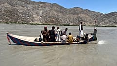 فريق إنقاذ يحاول العثور على ناجين جراء غرق قارب في نهر بمقاطعة نانغرهار شرق كابول