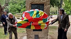 Richard Blair y Quentin Kopp descubren el monumento de Huesca en homenaje al escritor británico George Orwell, 19 de mayo de 2024.