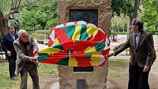 Richard Blair y Quentin Kopp descubren el monumento de Huesca en homenaje al escritor británico George Orwell, 19 de mayo de 2024.