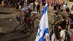 İsrail polisi, Tel Aviv'de düzenlenen bir mitingde Başbakan Benjamin Netanyahu hükümetini protesto eden bir kişiyi uzaklaştırıyor, 1 Haziran 2024