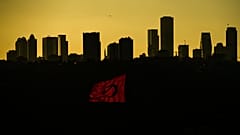 DATEI - Die Sonne geht hinter hohen Gebäuden eines Finanzgeschäftsviertels in Istanbul, Türkei, unter, Freitag, 22. März 2024. 