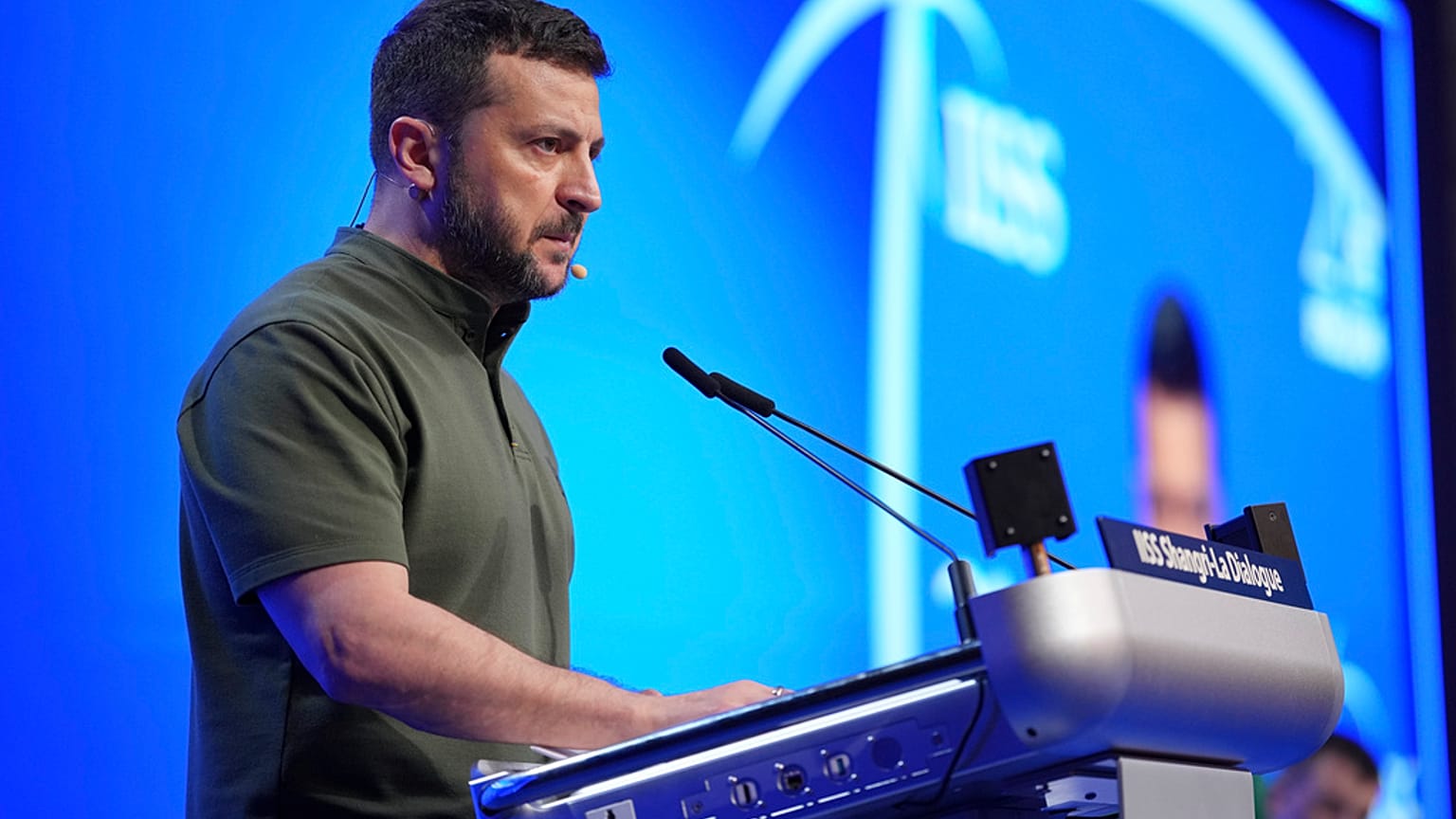 Zelenskyy falava durante o fórum de defesa de Shangri-La em Singapura