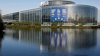 Uma tela gigante a promover as eleições europeias é vista no Parlamento Europeu em abril, em Estrasburgo, no leste de França