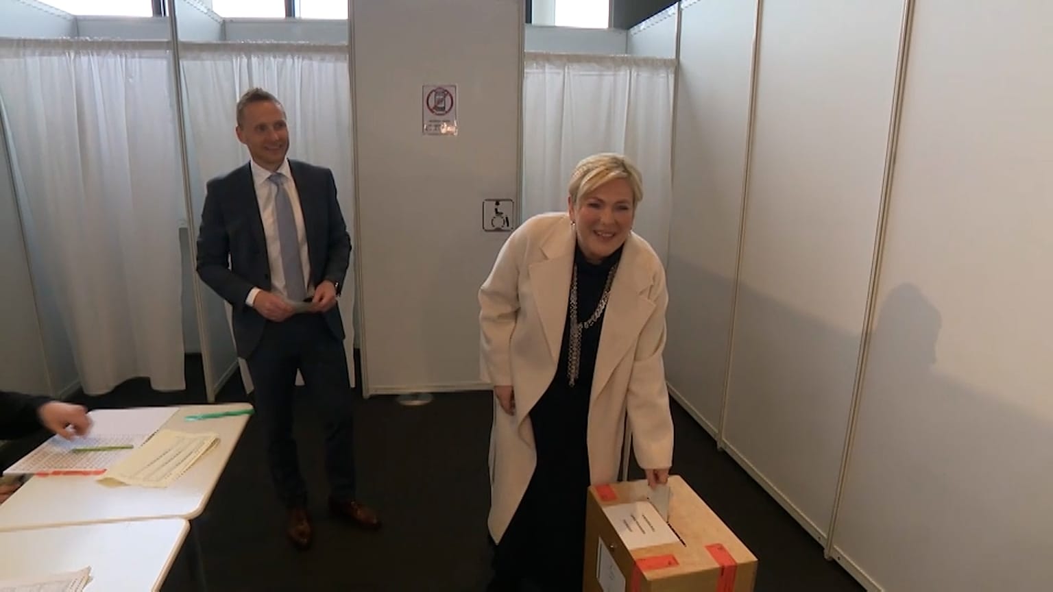 Halla Tómasdóttir vote pour la présidentielle en Islande le 1er juin 2024