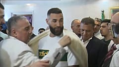 ترحيب باللاعب كريم بنزيما في بجاية ويلبسونه البرنس، الثوب التقليدي، تكريما له. 2024/06/01