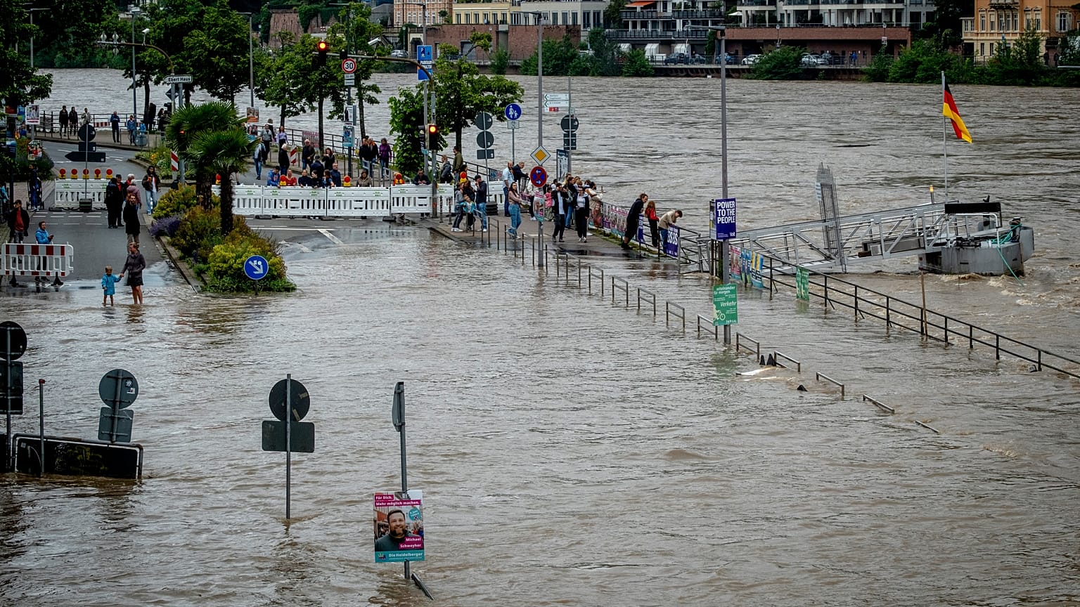 La rivière Neckar sort de son lit à Heidelberg, 2 juin 2024