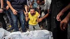 قصف إسرائيلي يودي بحياة العديد من الأشخاص في مخيم البريج للاجئين