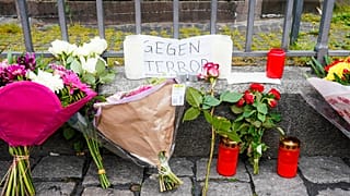 Almanya'da İslam karşıtı gösteride bıçaklanan polis memuru hayatını kaybetti
